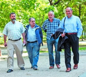 Iñaki Mitxelena, Carlos Cestero, Ángel López y Roberto Alvarado, representantes de afectados. ::
M. FRAILE/