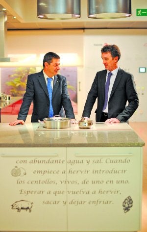 Tándem. Txema Gisasola y Fabián Bilbao, en las instalaciones centrales de Fagor en Arrasate. :: MORQUECHO/