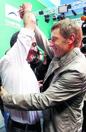 Celebración. El candidato de Bildu Martin Garitano y Rufi Etxeberria, el 22M en el Atano. ::
EFE/