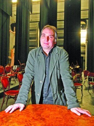 Fernando Bernués ha sido el encargado de montar la escenografía de las defensas de la candidatura. :: FRAILE/