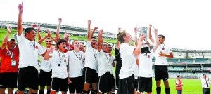 Eclipse. El capitán del conjunto estadounidense besa la copa ante el delirio de sus compañeros. :: UNCITI/
