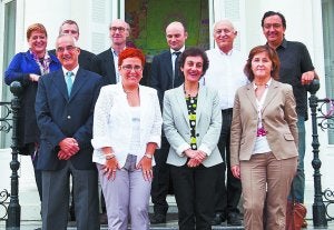 Ponentes y responsables de Eusko Ikaskuntza y el Instituto Etxepare, en el Palacio de Aiete. ::
G. RIVAS/