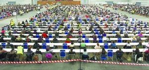 Exámenes en el BEC. Imagen de la anterior convocatoria de Sanidad, a la que también se presentaron miles de candidatos, que realizaron las pruebas en el BEC. :: PEDRO URRESTI/