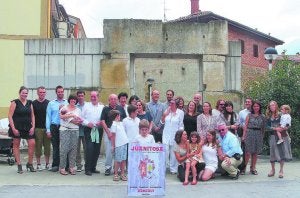 Juanitosas. La foto de familia se realizó en el pórtico que recuerda la antigua Casa Urrutxu. ::
MARIAN/