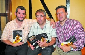 Los autores del libro Josema Azpeitia y Ritxar Tolosa, junto al periodista Andoni Alonso. ::
FIRMA/