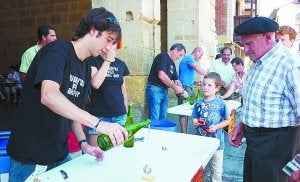 Sidra. Se sirvieron decenas de litros entre los visitantes./