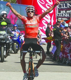 Estreno profesional. Mikel Landa levanta los brazos en la meta de las Lagunas de Neila. :: EFE/
