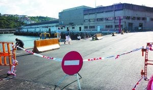 CAMBIOS EN EL MUELLE. Las obras obligan a realizar modificaciones en Arraunlari y sus inmediaciones, donde se habilitarán espacios de aparcamiento. :: VIÑAS/