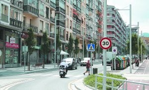 Despacio. La calle Hondarribia es una de las incluidas en la medida de limitación de velocidad a 30km/h. :: FLOREN PORTU/
