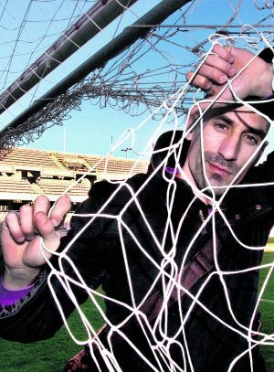 Rubiales, cuando era el número 17 del Levante. A la izquierda, pugna con Leo Messi y, a la derecha, dribla al atlético Antonio López ante la mirada de Diego Forlán. ::
AP/EFE/
