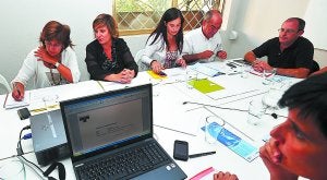 El consejo. Blanca Urgell, Ikerne Badiola, Martín Garitano y Juan Karlos Izagirre, entre los asistentes a la reunión de ayer. :: JOSE IGNACIO UNANUE/