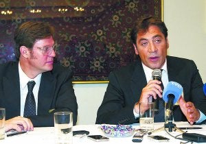 El realizador Alvaro Longoria y Javier Bardem, ayer antes de intervenir ante la ONU. ::
EFE/