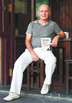 Imanol Larzabal hil zenean ekin zion Juan Gorostidik lanari, orain dela zazpi urte. ::
MIKEL FRAILE/