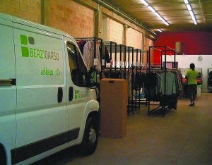 Berzioarso. El vehículo adquirido para transportar ropa desde las instalaciones de la empresa a tiendas./