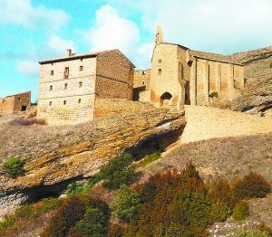 Vista de la iglesia y de una casa del pueblo. :: A.A./