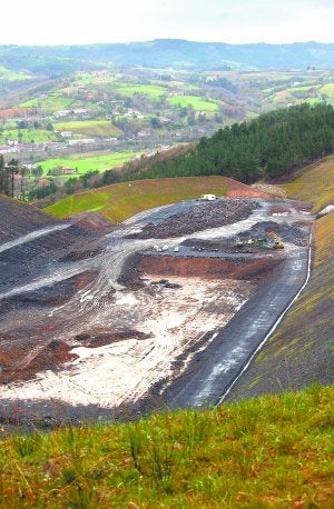 La explanación de la vaguada donde se prevé instalar la incineradora está muy avanzada. :: LUIS MICHELENA/