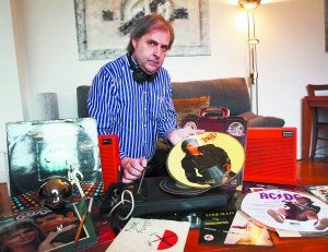 Txema Barrena. Fue pinchadiscos en el Discóbolo del Boulevard y hoy es comercial. Monta cada año la fiesta de los nostálgicos de los 80 y posa aquí con sus viejos discos y su antiguo plato. Dice que la música de aquel tiempo era «divertida y festiva». :: LUSA/