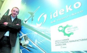 El director de Ideko-IK4, Ramón Uribe-Echeberria, en la sede del centro en Elgoibar, ante un panel que recuerda algunos de los sectores que tiran de la industria vasca y el premio internacional recibido en 2008. :: ARIZMENDI/