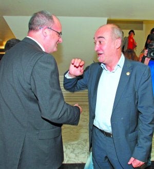 Egibar saluda a Martin Garitano, diputado general de Gipuzkoa. ::
TELEPRESS/