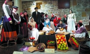 Pasado y presente. Varias personas vestidas a la antigua usanza se confunden entre los maniquíes expuestos por Iraultza en el edificio Torrekua de Errenteria. ::
ARIZMENDI/