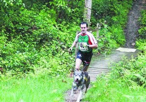 En tándem. El sanjuandarra Juan Mari Lujambio en plena carrera con uno de sus perros, 'Bubus'./