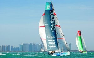 Sprint. El 'Telefónica', en su ajustada pugna con el 'Groupama' en los últimos instantes de la etapa de ayer, con el skyline de Abu Dabi al fondo. ::
MARÍA MUIÑA/