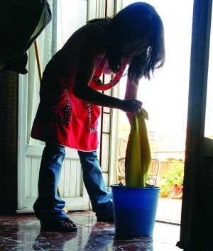 Las empleadas de hogar cobran una media de 7,30 euros la hora. :: AP/