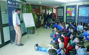 Los alumnos siguen atentamente la charla del profesor, que les hace partícipes de ejercicios matemáticos./