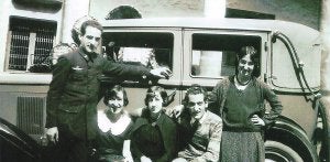 Félix Urtubi (1904-1936), de uniforme a la izquierda, el día que recibió las alas de aviador acompañado de sus hermanas Mª Josefa, Mª Luisa y Carmen, y de su hermano José en una foto sin fechar./