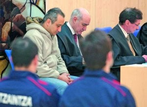 El acusado, junto a los dos abogados que le defienden, durante la sesión de ayer. ::
MICHELENA/