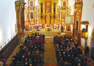 Lleno. El que suele registrar el templo, con beasaindarras, cofradías y corporación municipal. ::
JUANTXO/