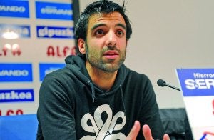 Vivencias. Joseba del Olmo, el día de su presentación como jugador armero. ::
FÉLIX MORQUECHO/