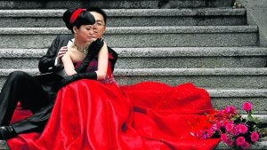 Una pareja posa tras contraer matrimonio en Pekín. Arriba, el llamado 'kit de la virginidad', prohibido por las autoridades chinas, pero que se puede comprar por internet. ::
ZIGOR ALDAMA/
