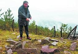 Investigación. Luis del Barrio ante los restos de piedras de la cista de Muntto en Andoain. :: GUILLERMO RIVAS/