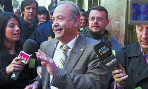 El juez José Castro, asediado por los medios. ::
AFP/