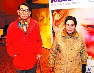 Miguel Ángel Goienetxe y su mujer, Águeda Aniz, acudieron anoche a la conferencia de salud./