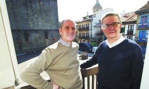 Patxi Goikoetxea, burgomaestre en Hondarribia, e Iñaki Arruabarrena, general en Irun. :: F. DE LA HERA/