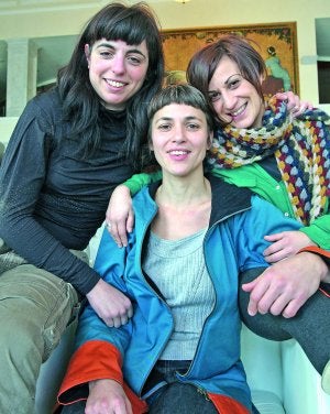 Infantil. Nerea Ariznabarreta, Paula Alfieri y Anduriña Zurutuza escenificarán 'El viaje de Sialuk...'. :: LUSA/