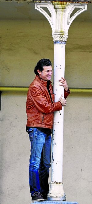Julio Medem presentó en Bilbao su primera novela, 'Aspasia, amante de Atenas'. :: LUIS ÁNGEL GÓMEZ/