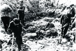 Exhumación de los cuerpos en 1943, tres años después./