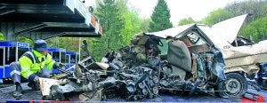 Destrozado. El coche en el que viajaba la víctima quedó en este estado tras el siniestro. :: ARIZMENDI/