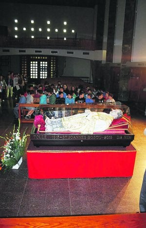 Alumnos visitando la reliquia del santo, que quedó instalada durante buena parte del día en la capilla de Salesianos. ::
JUANFER/