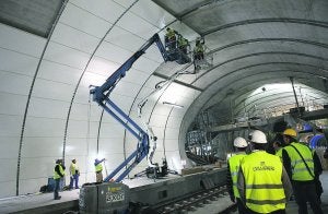 La nueva estación de Intxaurrondo. Los colores blanco y azul predominarán en las nuevas estaciones del metro de Donostialdea. :: LUSA/