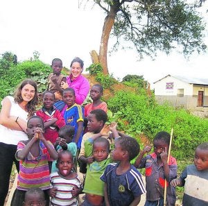 Maite Artola y Maite Aranzabal, con los niños del orfanato./