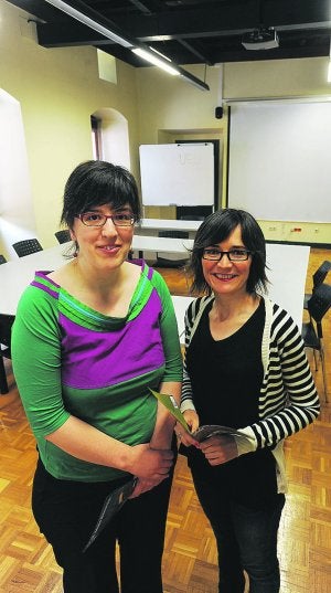 Karmele Artetxe, directora de UEU, e Irati Iciar, directora de los Cursos de Verano. ::
FÉLIX MORQUECHO/