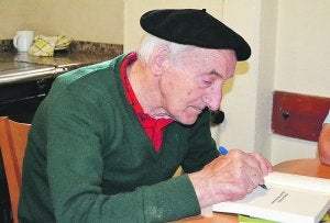 Okelar, bere etxean lehengo ostiralean, liburua sinatzen. ::
JOXEMARI IRIONDO/