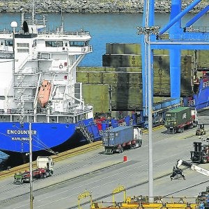 El 'Encounter' descarga contenedores en el puerto. ::
FERNANDO
GÓMEZ/