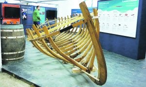 El Centro Ondartxo. Las embarcaciones del museo han cedido protagonismo a la muestra inaugurada ayer en San Pedro. :: VIÑAS/