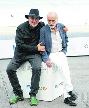 Antón Reixa se muestra cariñoso con el cantautor Javier Krahe. :: JOSE MARI LÓPEZ/