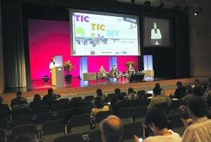 Auditorio. Apertura de la jornada de las TIC celebrada ayer en el recinto ferial de Ficoba. :: F. DE LA HERA/
